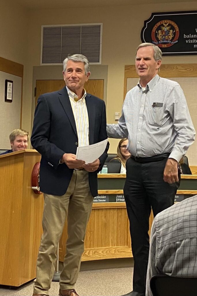 Keith Goehner Receiving thanks from Leavenworh Mayor Florea